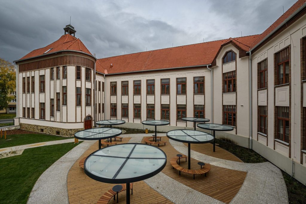 Nádvorie Červenej školy po obnove s oddychovými prvkami
