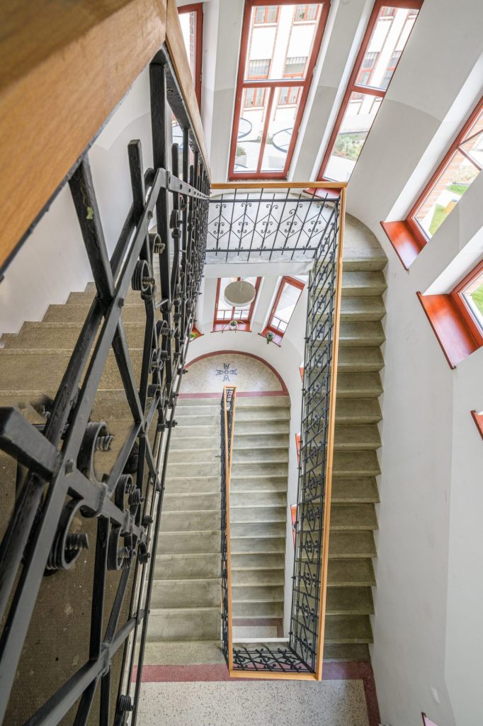 Historické schodisko s kovaným zábradlím