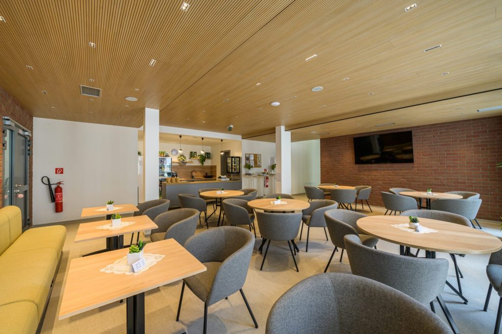 Snack-bar s pálenou tehlou a dreveným akustickým podhľadom